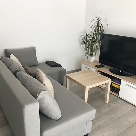 Prijemny Apartman Krovi V Rodinnem Domku Se Sdilenym Bazenem, Terasou A Zahradou Exterior photo