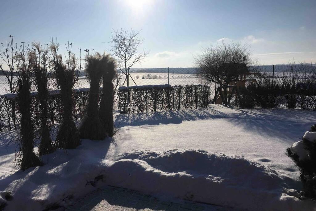 Prijemny Apartman Krovi V Rodinnem Domku Se Sdilenym Bazenem, Terasou A Zahradou Exterior photo