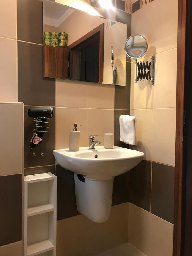 Prijemny Apartman Krovi V Rodinnem Domku Se Sdilenym Bazenem, Terasou A Zahradou Exterior photo