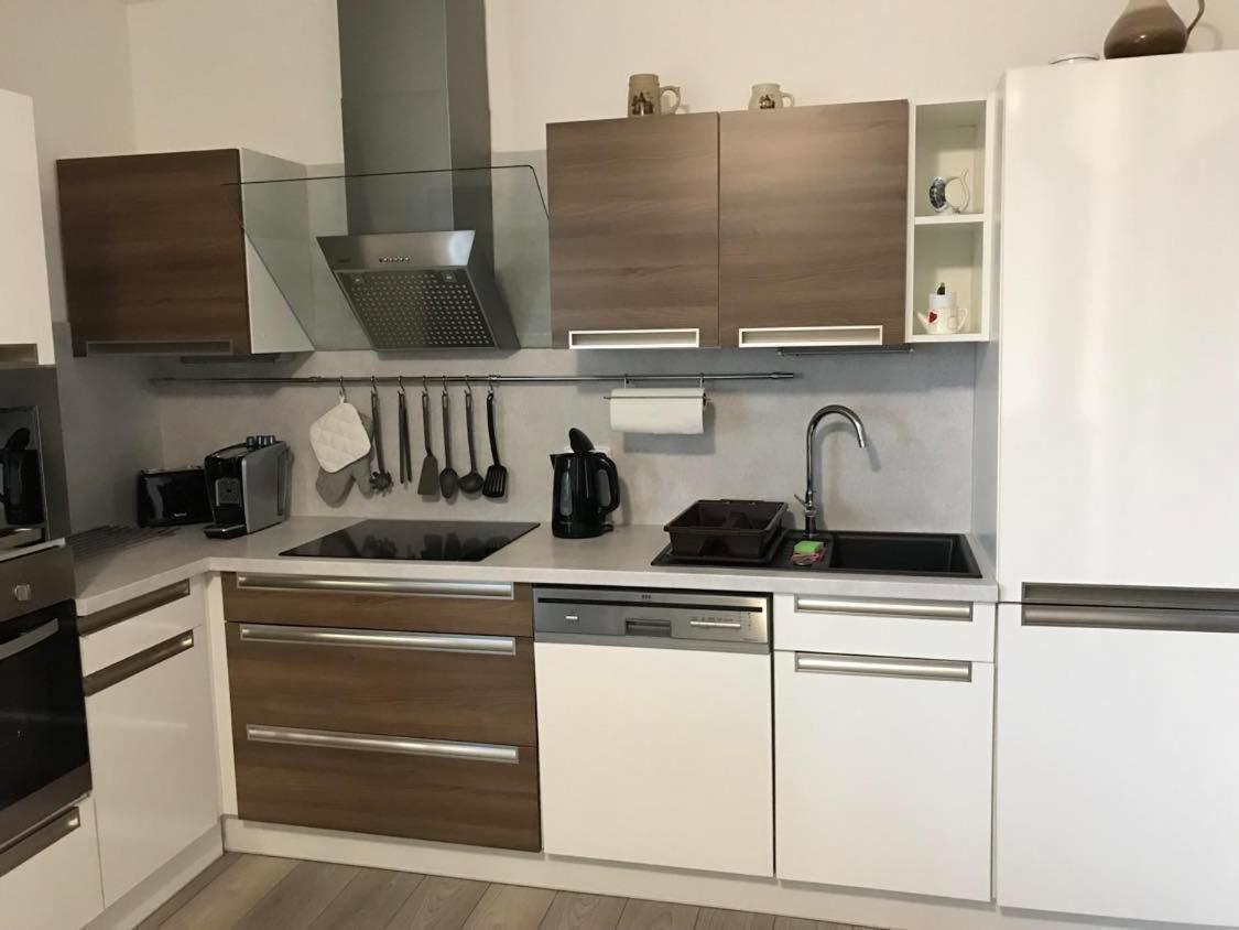 Prijemny Apartman Krovi V Rodinnem Domku Se Sdilenym Bazenem, Terasou A Zahradou Exterior photo