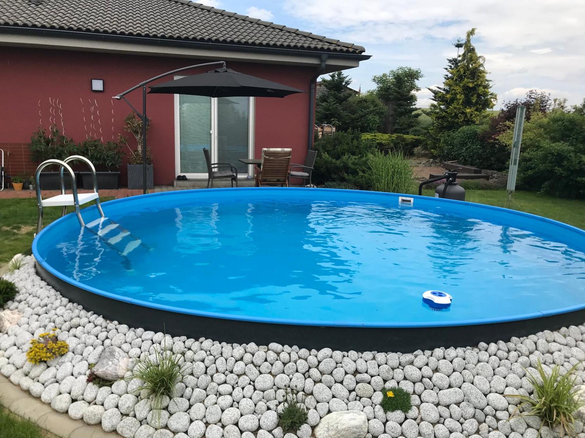 Prijemny Apartman Krovi V Rodinnem Domku Se Sdilenym Bazenem, Terasou A Zahradou Exterior photo